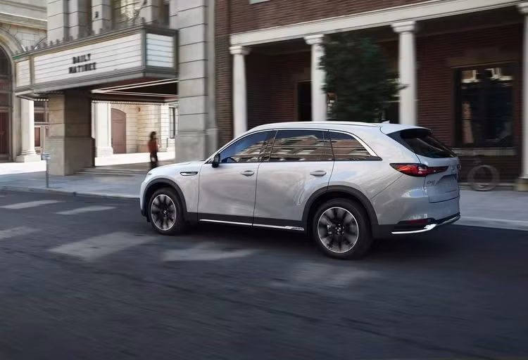 Phiên bản CX-90 3.3 Turbo Premium sẽ được nhận diện qua các chi tiết mạ chrome ở ngoại thất, ăng-ten dạng vây cá và la-zăng hợp kim 21 inch. Ngoài ra, phiên bản này cũng trang bị tiêu chuẩn cửa sổ trời toàn cảnh và cốp điện rảnh tay.