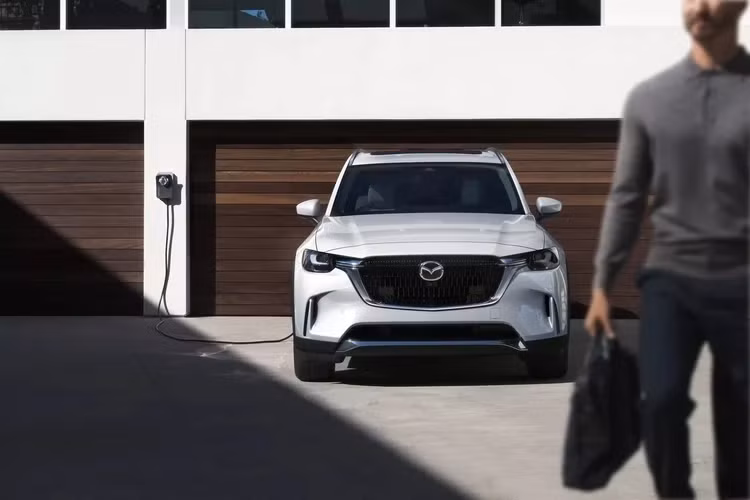 Phiên bản tiếp theo là CX-90 3.3 Turbo Preferred sở hữu ngoại thất có các điểm nhấn màu đèn piano cùng với cửa sổ trời chỉnh điện. Nội thất sẽ có ghế bọc da màu đen hoặc xám, đồng thời hàng ghế trước tích hợp sưởi và chỉnh điện. 
