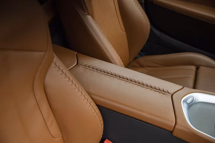 Ngoài ra, BMW Concept Touring Coupe còn đi kèm bộ hành lý được làm từ chất liệu da của thương hiệu Schedoni của Italy, bao gồm 2 túi xách lớn, 1 túi xách nhỏ và túi dài bảo vệ bộ suit của chủ nhân chiếc xe.