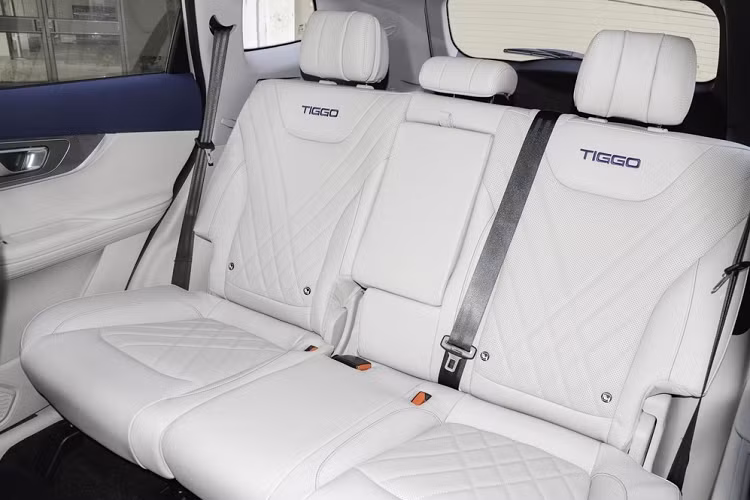 Xe có thêm một chi tiết trang trí màu xanh lam được thêm vào ở dưới cùng của lưới tản nhiệt để thể hiện đặc điểm nhận dạng của phiên bản xe chạy bằng hybrid. Chiếc xe Chery Tiggo 8 Pro 2023 có chiều dài, rộng và cao lần lượt là 4.745/1.860/1.747 mm, chiều dài cơ sở 2.710 mm.