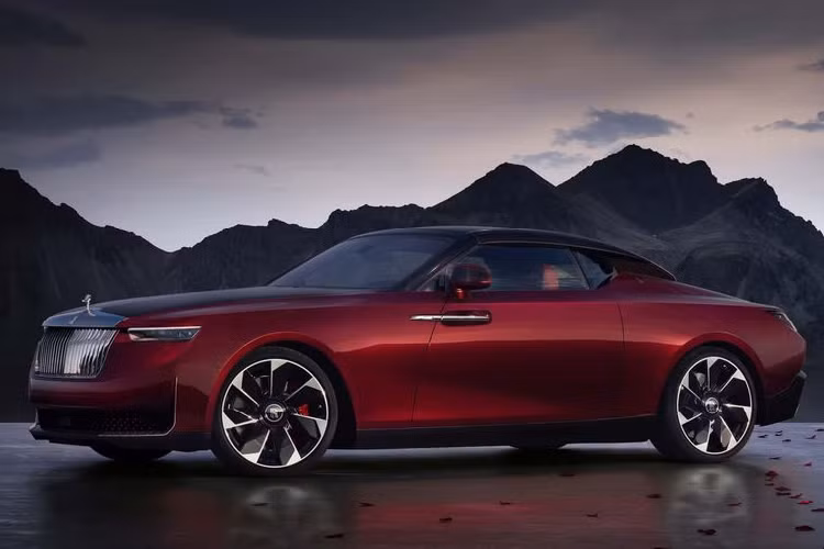  1. Rolls-Royce Droptail: 30 triệu USD (hơn 700 tỷ đồng) Hãng xe siêu sang Anh Quốc cho biết chương trình này gồm 4 chiếc xe đặc biệt, được sản xuất hoàn toàn thủ công theo đơn đặt hàng của khách VIP. Chiếc đầu tiên thuộc dự án Droptail của Rolls-Royce mang tên La Rose Noire vừa ra mắt vào ngày 21/8 vừa qua. Có lẽ bởi vì lý do này, La Rose Noire Droptail có giá bán cao nhất, lên đến gần 30 triệu USD (hơn 700 tỷ đồng). Như vậy, Droptail đã xô đổ kỷ lục trước đó của Boat Tail, trở thành mẫu xe thương mại đắt nhất mọi thời đại.