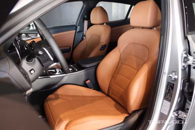 Tương tự ngoại thất, nội thất của ốp Kia Stinger Tribute Edition 2023 cũng thay đổi nhẹ so với bản GT. Phiên bản đặc biệt này được trang bị nội thất bọc da màu nâu - đen tương phản. Trong đó, ghế thể thao và tapi cửa đều được bọc bằng chất liệu da Terracotta màu nâu. Vô lăng, mặt táp-lô và bệ tì tay trung tâm lại được bọc da màu đen.