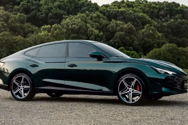 Xe có phần mui được thiết kế theo kiểu dáng coupe bắt mắt, đi cùng cửa sổ không khung, la-zăng hợp kim lớn và thân xe điêu khắc góp phần tạo nên vẻ sang trọng cho chiếc sedan này. Phần đuôi xe có lẽ là phần hấp dẫn nhất của MG7 2023 với cánh lướt gió khí động học giống như trên Porsche Panamera.