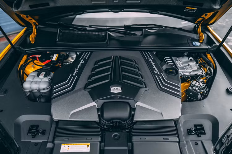 Được biết, khối động cơ mạnh mẽ này giúp xe Lamborghini Urus Performante 2023 có thể đua nước rút từ vị trí xuất phát lên 100 km/h trong thời gian 3,3 giây, nhanh hơn 0,3 giây so với bản tiêu chuẩn trước khi đạt vận tốc tối đa 306 km/h.
