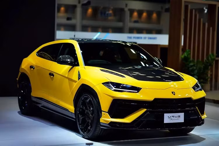 Vào tháng 3 đầu năm nay, hình ảnh 1 chiếc siêu SUV phiên bản hiệu suất cao Lamborghini Urus Performante 2023 đầu tiên về Việt Nam xuất hiện tại trạm đăng kiểm ở Hà Nội đã thu hút sự quan tâm của giới mê xe trong nước cũng như các đại gia thích mẫu siêu xe gầm cao nhà "bò tót".