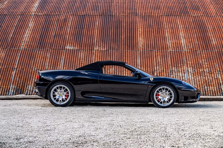 Ferrari 360 được giới thiệu lần đầu tại triển lãm Geneva Motor Show 2000 hay thế cho mẫu Ferrari 355 tiền nhiệm. Ferrari 360 Spider chia sẻ nhiều điểm tương đồng với biến thể coupe Ferrari 360 Modena.