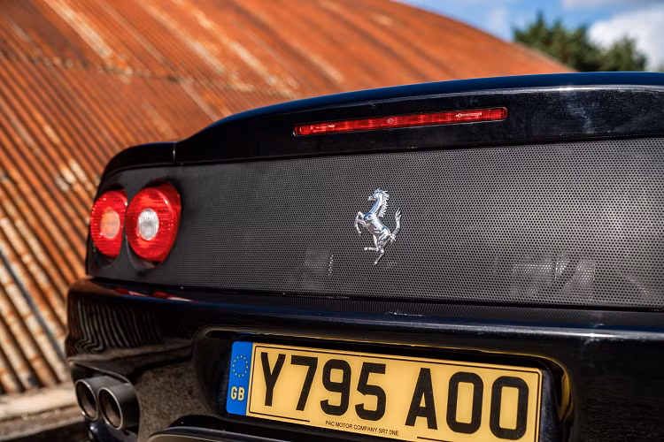 Ngoại thất Ferrari 360 Spider từng thuộc sở hữu của David Beckham mang màu sơn đen Nero truyền thống, đi cùng bộ mâm BBS đúc đa chấu màu bạc và kẹp phanh màu đỏ. Bộ lưới tản nhiệt động cơ thay thế cho thân vỏ truyền thống được thừa hưởng từ Ferrari 360 Challenge Stradale.