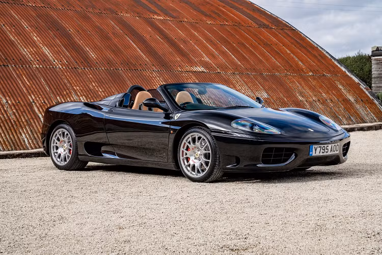 Ferrari 360 Spider có khả năng tăng tốc 0-100 km/h trong 4,6 giây, trước khi đạt vận tốc tối đa hơn 290 km/h.