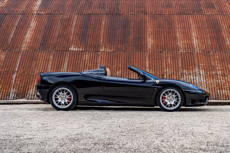 Hiện mức giá bán lại trung bình của Ferrari 360 Spider cũ trên thị trường khoảng 60.000 - 75.000 USD và thêm lịch sử của chủ nhân thì nhiều khả năng chiếc Ferrari 360 Spider sẽ dễ dàng được chào bán ở mức 135.500 Euro hoặc thậm chí có thể sẽ cao hơn khi được bán đấu giá.
