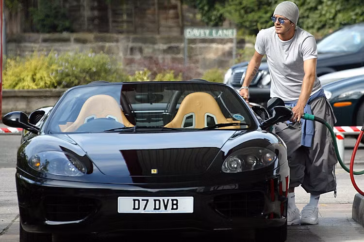 Chiếc Ferrari 360 Spider của David Beckham sở hữu biển số "D7 DVB" mang dấu ấn của cưk danh thủ này với số khung 125058. Siêu xe Ferrari 360 Spider của David Beckham đang được rao bán với mức giá 110.000 bảng Anh (khoảng 133.250 USD - hơn 3,2 tỷ đồng).