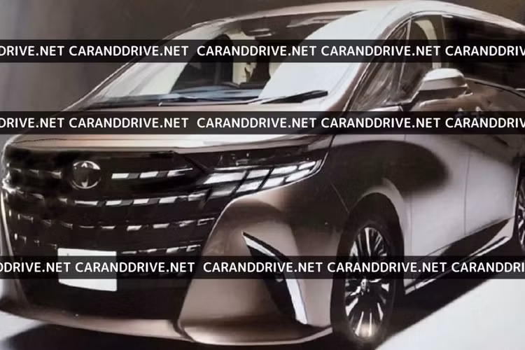 Trước thời điểm trình làng, mẫu xe MPV Toyota Alphard 2023 này đã lộ thiết kế ngoại thất ngày càng rõ hơn. Những hình ảnh rò rỉ mới nhất cho thấy Toyota Alphard được trang bị cụm đèn pha LED với thiết kế hẹp. Nằm ngay bên dưới đèn pha là dải đèn LED định vị ban ngày bao gồm tổng cộng 8 dải đèn mỗi bên, được chia thành 2 tầng