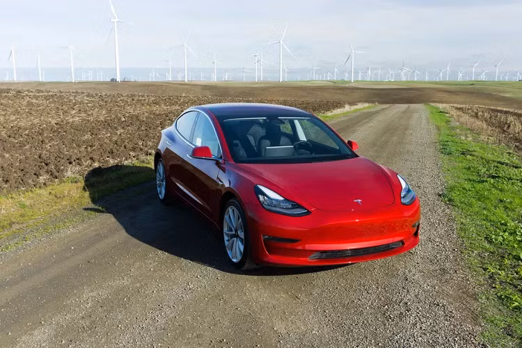 Bên cạnh đó, tính năng Autopilot cũng cho thấy có nhiều sai số. Hiện tại, Chính phủ Mỹ đang điều tra khi ít nhất đã có 38 vụ tai nạn xe Tesla xảy ra tại Mỹ liên quan đến lỗi phần mềm này. Có lẽ, ở thời điểm hiện tại, tính năng tự lái này vẫn chưa phải là niềm tự hào thực sự đối với hãng xe điện tới từ Mỹ này.