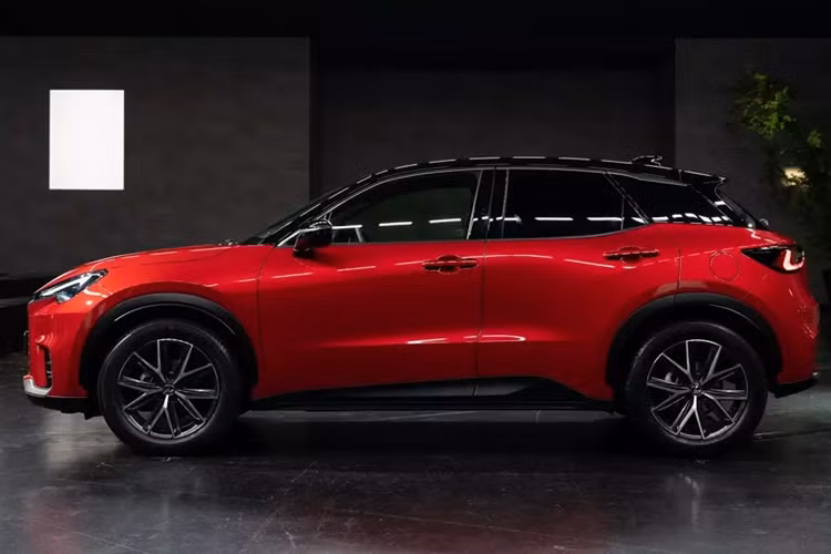 SUV hạng sang Lexus LBX vốn được phát triển dựa trên cơ sở gầm bệ TNGA-B của Toyota, tương tự Yaris Cross đang bán tại một số thị trường như châu Âu, Nhật Bản và Singapore. Do đó, mẫu xe này còn được coi là phiên bản hạng sang của Toyota Yaris Cross.