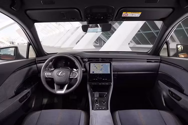 Được định vị thấp hơn đàn anh Lexus UX, LBX sở hữu kích thước dài x rộng x cao lần lượt là 4.190 x 1.825 x 1.545 mm và chiều dài cơ sở 2.580 mm. Như vậy, mẫu xe này có kích thước nằm giữa 2 phân khúc SUV cỡ A và cỡ B. Bên ngoài, LBX được áp dụng ngôn ngữ thiết kế tương tự Lexus RX thế hệ mới.