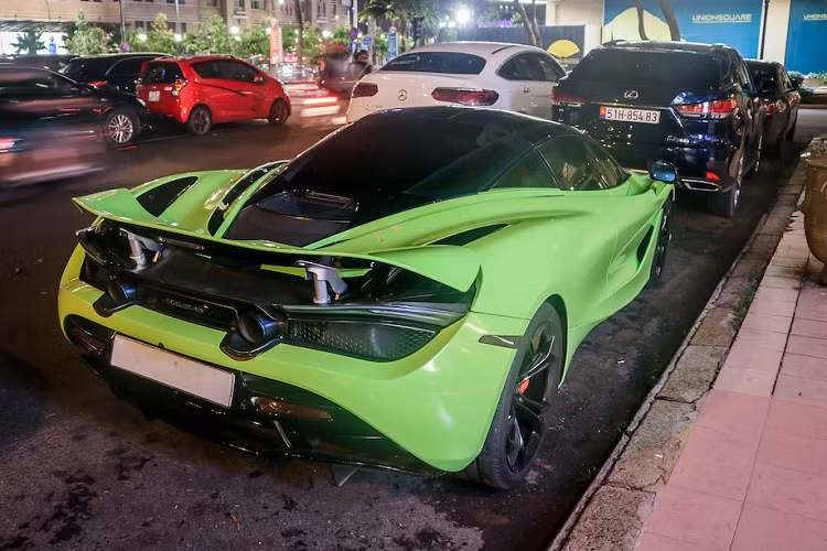 Chưa hết, vào tháng 8/2021, chiếc McLaren 720S này đã có cuộc phẫu thuật thẩm mỹ toàn diện khi được sơn lại ngoại thất từ trắng sang đỏ, ngoài ra, toàn bộ nội thất xe được thay da mới, với tông màu cam Hermes làm chủ đạo, chưa hết, xe còn được trang bị bộ mâm độ Brixton mang mã PF10 có giá lên đến hàng trăm triệu đồng nhưng trong lần tái xuất mới nhất, đã lắp lại mâm nguyên bản.