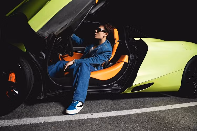 Thực tế, chiếc McLaren 720S của quý ông tia chớp mới chụp ảnh cùng được mệnh danh là "siêu xe quốc dân" của giới nghệ sĩ, có không ít người đã dùng mối quan hệ để mượn chạy thử hay thuê để quảng cáo cho các sự kiện của mình, ngay cả cầu thủ bóng đá như Văn Hậu cũng từng trải nghiệm chiếc McLaren 720S này.