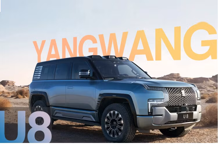 Yangwang U8 có thể dễ dàng đạt được hiệu suất tăng tốc từ vị trí xuất phát lên 100 km/h chỉ trong thời gian 3 giây. Ngoài ra, chiếc xe mới còn có thể hoàn thành nhiều trạng thái lái khác nhau, bao gồm xoay 360 độ tại 1 chỗ, di chuyển trên băng tuyết, vượt dốc sa mạc, hay có thể tiếp tục di chuyển tốc độ cao nhất 120 km/h khi bị xẹp lốp, chế độ nổi trên mặt nước hay đi ngang như cua.