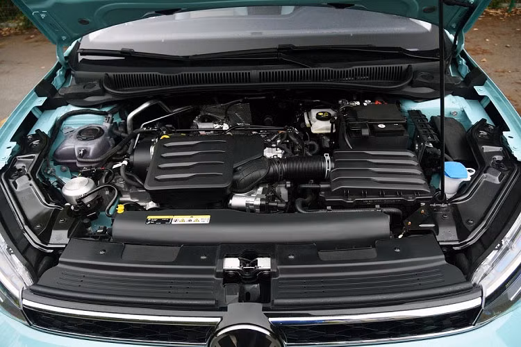 Volkswagen Lavida XR có ngoại hình thể thao với việc phần đầu xe sử dụng lưới tản nhiệt trang trí màu đen nối liền với 2 đen pha, không chia cách, tiếp đó là phần hốc gió trước liền mạch, với điểm nhấn là các viền mạ crôm ma trận chấm, cũng là điểm trang trí cho mặt tiền xe.