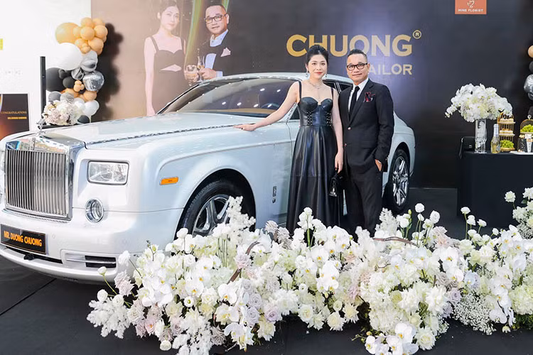 Nhà thiết kế thời trang Chương Tailor (tên thật Dương Văn Chương) được xem là ông trùm thời trang, người mang hoài bão đưa những bộ vest Việt sánh tầm quốc tế. Là một doanh nhân cũng như một tay chơi có hạng, Chương Tailor đã sở hữu nhiều chiếc xe sang đắt giá, trong đó có cả xe siêu sang Rolls-Royce Ghost