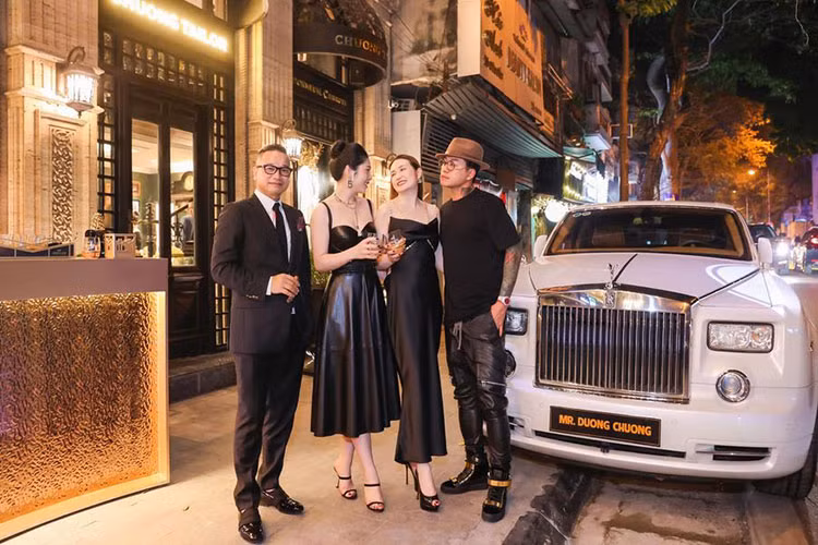 Rolls-Royce Phantom Spirit of Ecstasy Centenary Edition vốn được sản xuất giới hạn đúng 100 chiếc trên toàn thế giới vào năm 2011. Trong số đó, chỉ có 2 chiếc về đến Việt Nam, và mức giá xe Rolls-Royce Phantom Spirit of Ecstasy Centenary Edition 100th được chào bán khoảng 20 tỷ đồng.