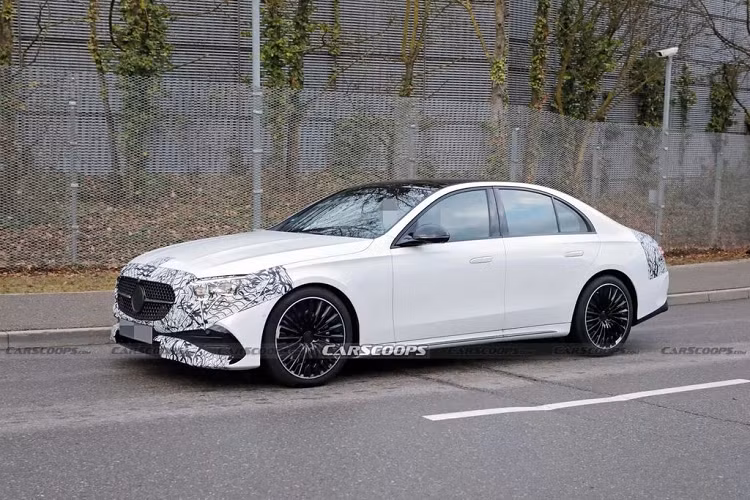 Trước đây, có tin đồn cho rằng mọi động cơ 4 xi-lanh và 6 xi-lanh sắp ra mắt của E-Class sẽ kết hợp với hệ thống Mild-Hybrid hoặc Full-Hybrid để giúp chúng đáp ứng các quy định về khí thải Euro 7. Phiên bản động cơ Mild-Hybrid hứa hẹn sẽ tiên tiến hơn nhiều so với những chiếc E-Class hiện hành và có khả năng hoạt động ở chế độ thuần điện tốt hơn, thay vì chỉ tăng công suất và hiệu suất của động cơ đốt trong.