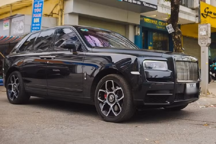 Ngoài chiếc SUV siêu sang Rolls-Royce Cullinan tiêu chuẩn và bản Black Badge ra, cặp đôi xe còn lại đều có giá bán trên 10 tỷ đồng. Đầu tiên là chiếc SUV hạng sang Range Rover thế hệ hoàn mới sẽ có giá bán chính hãng từ 11,19 tỷ đồng. Ngoại thất xe rất đẳng cấp với thiết kế mới, dễ nhận ra nhất là đèn hậu LED theo chiều dọc của xe.