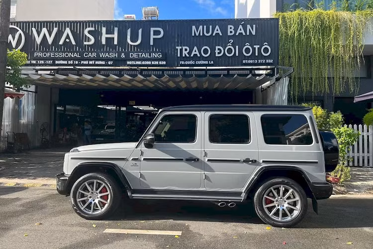 Ban đầu, ngoại thất chiếc Mercedes-AMG G63 này màu sơn xanh dương China Blue độc nhất Việt Nam. Nhưng mới đây, xe đã được “thay áo mới” thành màu xám xi măng, tone-sur-tone với hai siêu phẩm Honda Civic Type R và Porsche 911 Sport Classic mà vị đại gia này mới tậu. 
