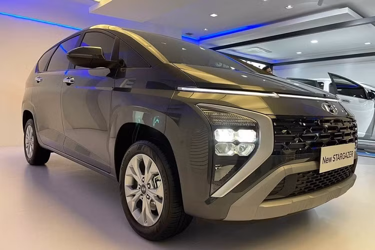 So với bản Trend, Hyundai Stargazer 2023 bản Essential sở hữu ngoại hình không khác biệt. Tuy nhiên, bản Essential đã được bổ sung những tính năng mới mà bản Trend còn thiếu. Cụ thể, xe được trang bị cụm đèn pha LED phía trước, nằm dưới dải đèn LED định vị ban ngày vắt ngang đầu xe.