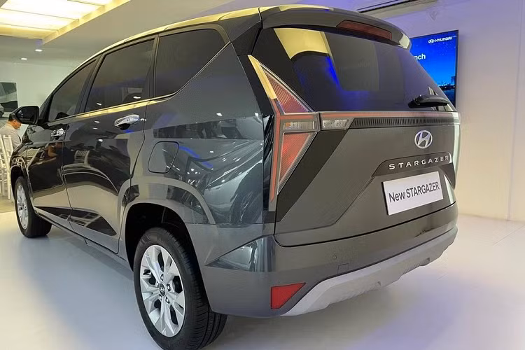 Tại thị trường Indonesia, giá xe Hyundai Stargazer 2023 dao động từ 219.948.100 - 281.880.240 Rupiah (khoảng 347 - 445 triệu đồng). Hiện chưa rõ những nâng cấp mới này có được áp dụng cho xe ở Việt Nam trong thời gian tới hay không. 