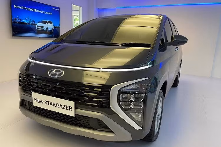 Hyundai đã chính thức trình làng phiên bản nâng cấp cho mẫu MPV 7 chỗ Stargazer tại thị trường Indonesia. Đây là phiên bản nâng cấp đầu tiên sau khi xe ra mắt thị trường này vào tháng 7 năm ngoái. Hyundai Stargazer 2023 nâng cấp tại Indonesia có tổng cộng 4 bản trang bị, bao gồm Active, Style, Essential và Prime. Trong đó, Essential là bản trang bị hoàn toàn mới, được dùng để thay thế bản Trend cũ.