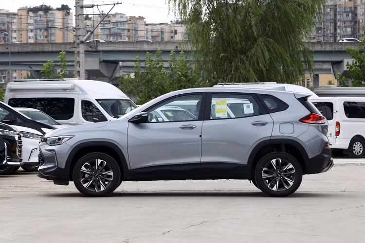 Ở diện mạo đầu xe, Chevrolet Tracker RS 2023 được trang bị lưới tản nhiệt 2 tầng rất đẹp mắt, trong đó, các nan tản nhiệt của xe có kiểu dáng mắt lưới hình tổ ong, rất thể thao và tích hợp logo "RS" màu đỏ để nhận diện phiên bản, điều mà Chevrolet đã làm cho nhiều mẫu xe trước đó, nổi bật có Camaro hay Corvette.