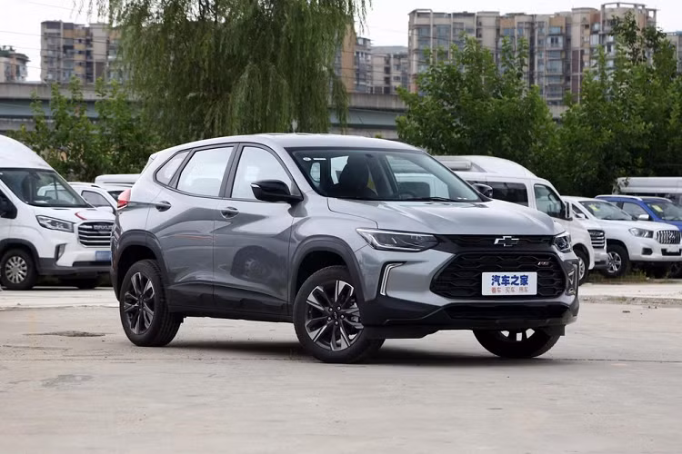 Phân khúc SUV hạng B vốn là cuộc đua rất thú vị của Hyundai Kona, Ford EcoSport, Toyota Corolla Cross và mẫu xe Chevrolet Tracker thế hệ mới. Trong số đó, chỉ có đại diện đến từ Mỹ là chưa bán ra chính thức tại Việt Nam, thay vào đó, Chevrolet khi bán tại Việt Nam đã có Trax để trám chỗ trống này.