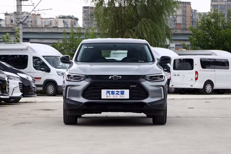 Trax đã không mấy thành công, sở dĩ người tiêu dùng trong nước không thể có sự phục vụ của Chevrolet Tracker là vì vào năm 2018, trước năm hãng xe Chevrolet ra mắt Tracker họ đã rời khỏi thị trường Việt Nam, bàn giao các công nghệ từ nhà máy để đại lý ủy quyền cho VinFast.