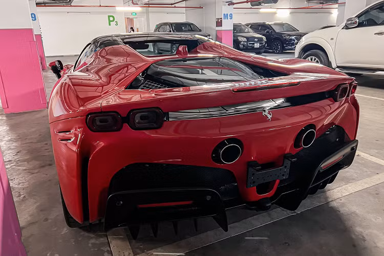 Ngoại thất xe sơn màu đỏ Rosso Corsa đặc trưng, trong khi chiếc của Cường Đô la màu xanh dương Blu tour de France. Điểm chung của hai siêu xe mui trần này là bộ mâm 5 chấu đơn. Động cơ V8 4.0L tăng áp kép kết hợp cùng 3 mô-tơ điện cho tổng công suất 986 mã lực, giúp chiếc Ferrari SF90 Spider tăng tốc từ 0-100km/h trong 2,5 giây. 