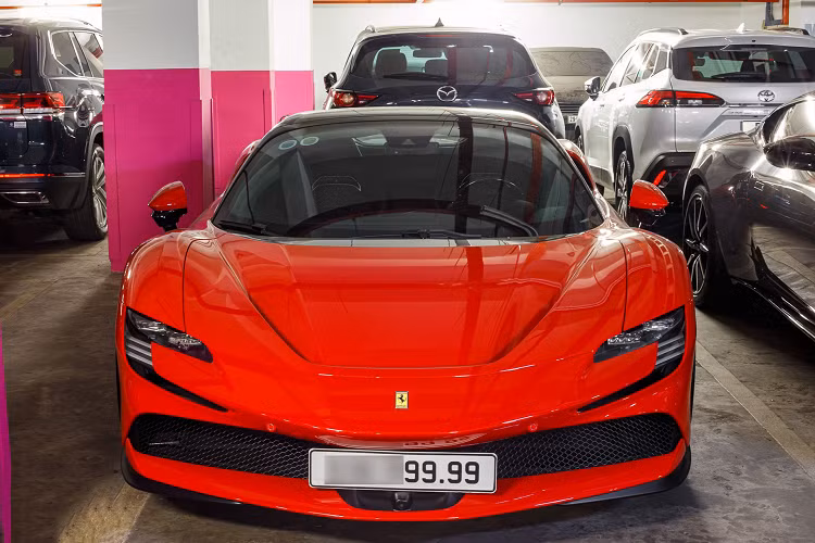 Tâm điểm của dàn siêu xe trăm tỷ của đại gia Sài Gòn là chiếc Ferrari SF90 màu đỏ mang biển số tứ quý 9. Đặc biệt hơn, chiếc SF90 này thuộc bản Spider (mui trần) và cũng là chiếc đầu tiên có mặt ở nước ta – trước khi chiếc SF90 Spider của Cường Đô la cập bến. Giá trị sau thuế của Ferrari SF90 ước tính khoảng 50 tỷ đồng.