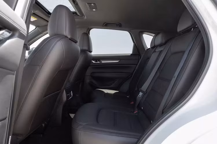Các trang bị tiện ích đáng chú ý khác trên Mazda CX-5 thế hệ mới có: cửa sổ trời, sạc không dây, cảm biến đỗ xe phía trước, cốp điện, camera 360 độ và nhớ ghế hàng ghế trước.