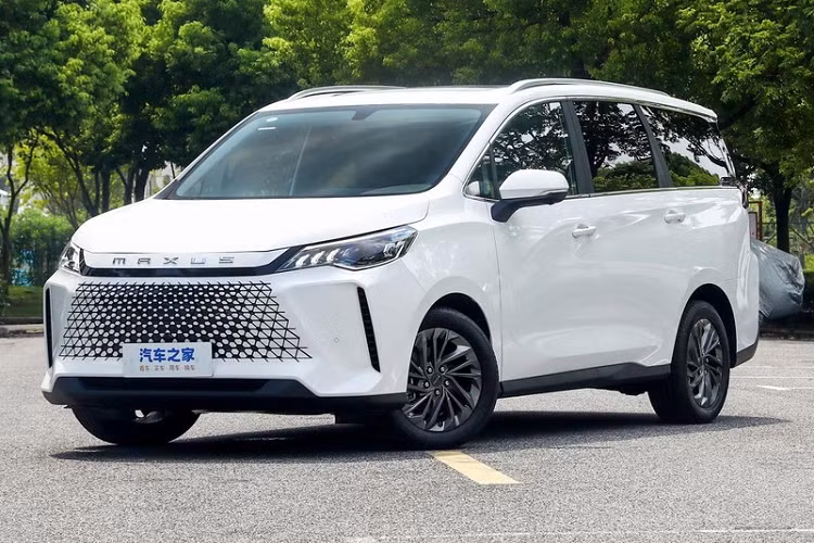 Mặt trước của phiên bản MPV cỡ nhỏ thuần điện SAIC Maxus Mifa 5 2024 mới được nâng cấp lên lưới tản nhiệt không viền đẹp mắt hơn so với bản cũ, và sử dụng cấu trúc lưới tản nhiệt ma trận điểm để tạo kiểu dáng thời thượng hơn.