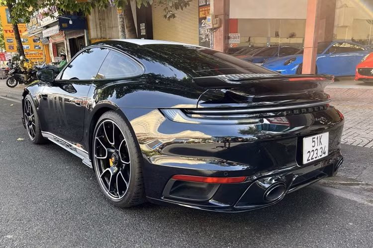 Nội thất của chiếc Porsche 911 Turbo 922 trong bài được bọc hoàn toàn bằng da màu đen, dây đai an toàn màu vàng, trang trí nhựa sần 3D và carbon. Ghế thể thao chỉnh điện 18 hướng và màn hình cảm ứng trung tâm PCM có kích thước 10,9 inch. Porsche 911 Turbo 992 là 1 chiếc coupe 2+2, vì thế xe có thêm 2 hàng ghế sau.