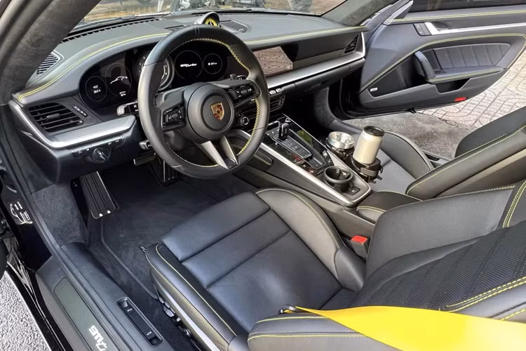 Porsche 911 Turbo 992 của “Qua” có màu sơn ngoại thất đen “bóng bẩy” với điểm nhấn phần nóc màu trắng dán bằng đề-can. So với giá bán chính hãng, chiếc xe của ông Đặng Lê Nguyên Vũ đắt hơn 2 tỷ đồng vì sở hữu thêm các tuỳ chọn. Đầu tiên phải kể đến gói Sport design ở ngoại thất có giá 400 triệu đồng, giúp cho chiếc xe trở nên mạnh mẽ, hầm hố hơn.