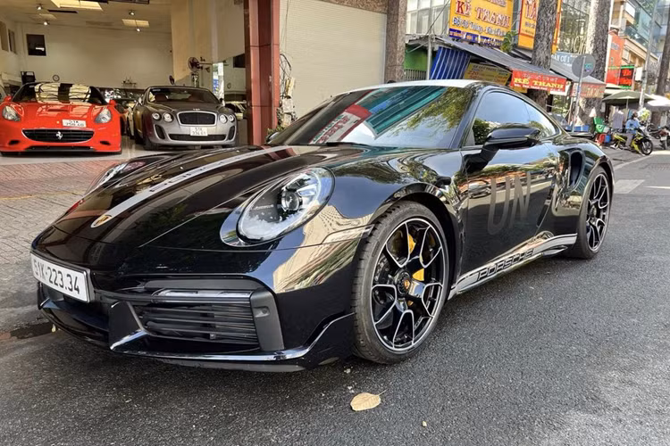 Tuy nhiên, sau khi bổ sung nhiều trang bị tuỳ chọn, giá trị thực tế của chiếc Porsche 911 Turbo 992 giá tới 15 tỷ đồng. Sau một thời gian rước “siêu ngựa” về dinh, mới đây ông Đặng Lê Nguyên Vũ đã bất ngờ đưa Porsche 911 Turbo 992 “xuống núi”.