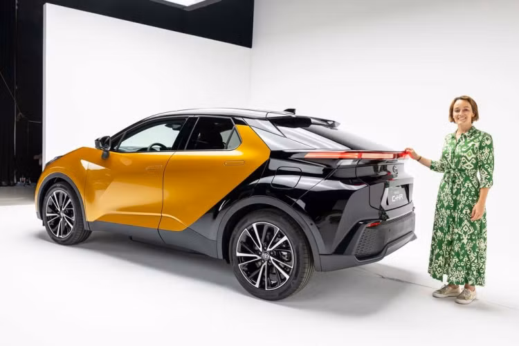 Không chỉ đa dạng về mặt phiên bản, mẫu xe SUVToyota C-HR 2024 còn có nhiều tùy chọn động cơ. Đầu tiên là hệ truyền động Hybrid 140 với máy xăng 4 xi-lanh thẳng hàng, hút khí tự nhiên và 1 mô-tơ điện, tạo ra công suất tổng cộng 140 mã lực. Thứ hai là hệ truyền động Hybrid 200 với máy xăng 2.0L và 2 mô-tơ điện, cho công suất tổng cộng 196 mã lực.