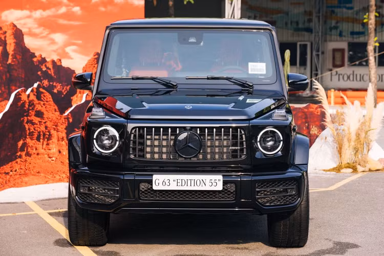 So với bản thường, Mercedes-AMG G63 Edition 55 không có khác biệt nhiều về thiết kế. Xe được trang bị gói AMG Night Package với nhiều chi tiết được sơn đen bóng ở phần ngoại thất, đèn chiếu sáng trước vẫn có công nghệ LED Multibeam.