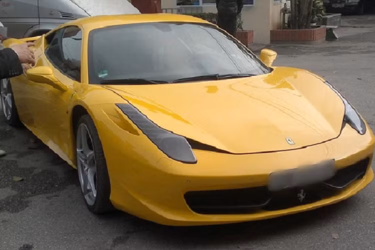 Tuy nhiên, có thời điểm từng xuất hiện một siêu phẩm Ferrari 458 Italia này bị nằm “phủ bụi” trong một garage sửa chữa ở Hà Nội với bốn bánh bị tháo, để lộ ra cùm phanh và đĩa phanh gốm carbon và được giới mê xe đồn đoán rất có thể là chiếc 458 Italia này...?