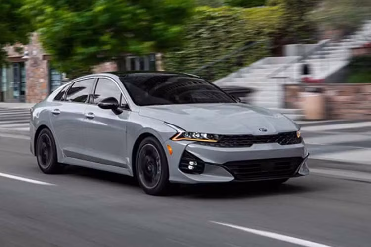 Theo một số thông tin rò rỉ, mẫu xe sedan Kia K5 bản nâng cấp này dự đoán sẽ được ra mắt vào quý 3 năm nay. Rất có thể sau thị trường thế giới, K5 2024 cũng sẽ sớm được bán tại Việt Nam.