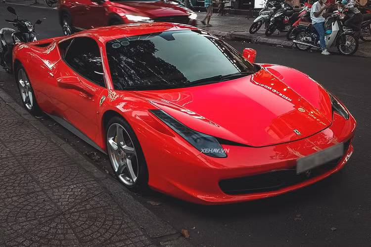 Sau đó, chiếc Ferrari 458 Italia này cũng có một thời gian “mất tích” và sau đó xe đã được vận chuyển vào một xưởng độ có tiếng tại Sài Gòn để thay đổi màu sơn.