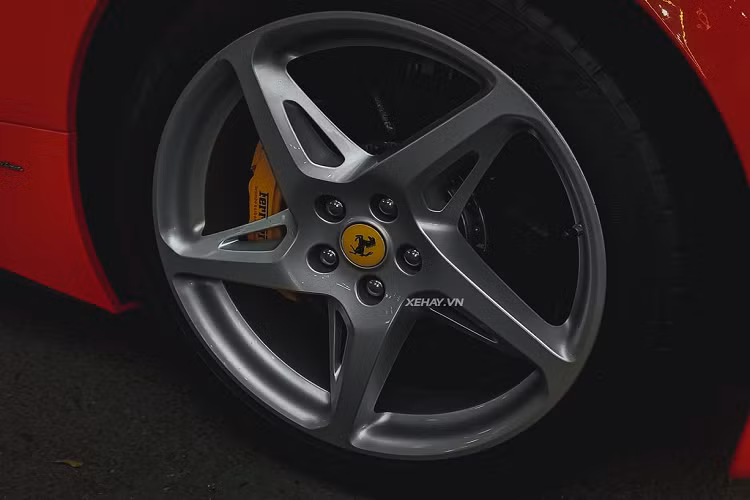 Ngoại trừ nước sơn màu đỏ, chiếc Ferrari 458 Italia vẫn được giữ nguyên bộ mâm 5 chấu đơn kích thước 20 inch dạng ngôi sao quen thuộc của dòng 458, bên trong là cùm phanh màu vàng nổi bật “tone sur tone” với nền đặt logo ở trung tâm mâm xe. 
