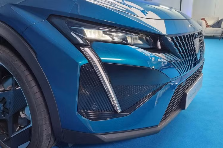 Giá xe Peugeot 408 2023 ở thị trường Thái Lan vẫn chưa được công bố. Tương tự Peugeot e-2008, mẫu xe này cũng sẽ được mở bán trong triển lãm Bangkok International Motor Show 2023 và giao cho khách hàng Thái Lan vào quý III năm nay.