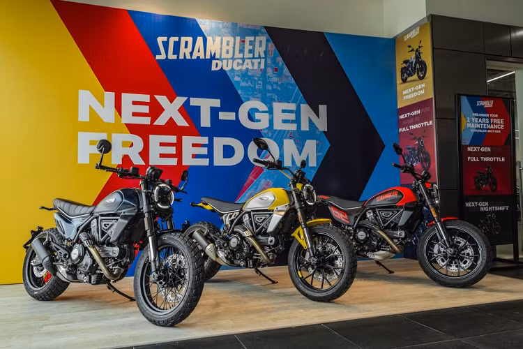  Ducati Scrambler 2023 mới là sự lựa chọn hoàn hảo cho những ai muốn sở hữu một chiếc môtô độc đáo và cá tính, phong cách dễ nhận biết, năng động và thú vị, dễ tiếp cận và an toàn để sử dụng hàng ngày. Thế hệ thứ hai sở hữu động cơ Desmodue hai xi-lanh làm mát bằng gió, khung sườn Trellis, tay lái rộng, trọng tâm thấp và cảm giác lái thú vị được hỗ trợ bởi hệ thống điện tử tiên tiến. 