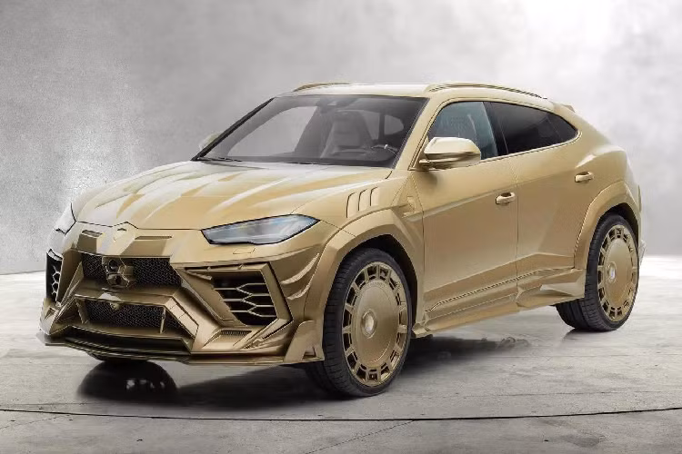 Đây hoàn toàn có thể là chiếc Lamborghini Urus đặc biệt nhất của Mansory từng thực hiện. Tất cả mọi thành phần được bổ sung cho xe, từ bộ bodykit thân rộng Venatus nổi tiếng với các đường nét sắc sảo hầm hố cho đến màu sơn vàng áp dụng cho toàn bộ thân hình chiếc xe, đều khiến cho nó trở nên phù hợp với những người thực sự muốn nổi bật giữa đám đông.