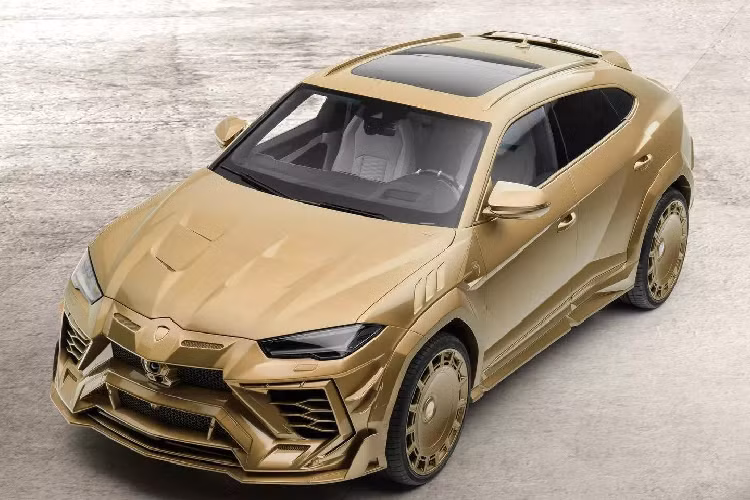 Hông xe cũng được thiết kế cắt xẻ góc cạnh với các khe gió, đi kèm logo Mansory. Nắp ca-pô được thay thế bằng loại đặc biệt giúp tăng hiệu quả nạp gió. Những thay đổi về thân xe tiếp tục dọc theo hai bên với vòm bánh xe loe ra và các tấm chắn bên mở rộng.